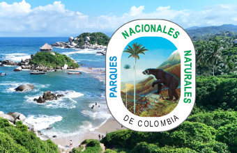 Paisaje costero de un parque nacional natural de Colombia, con playa, mar y vegetación, representando la protección y disfrute de la naturaleza.